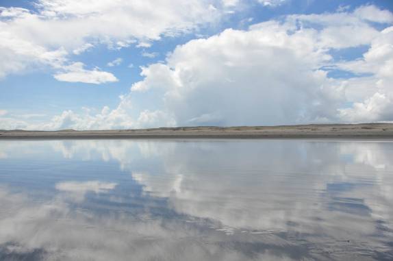 A água da chuva deixou a areia espelhada, no caminho entre Jeri e Tatajuba - CE